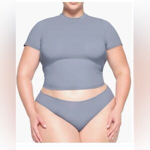 Skims fits everybody tshirt in the colour slate